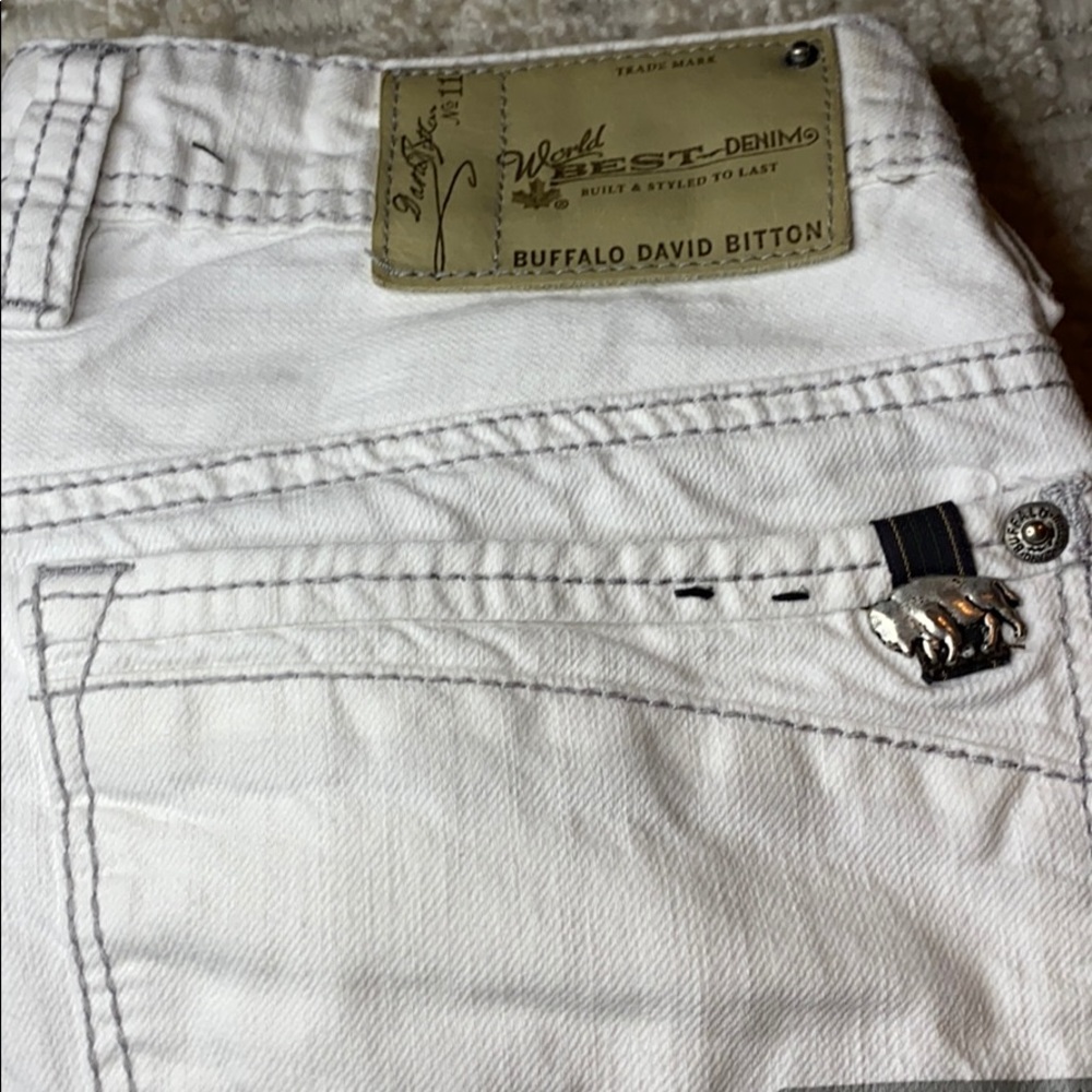 Men’s white Buffalo David Bitton size 28-32